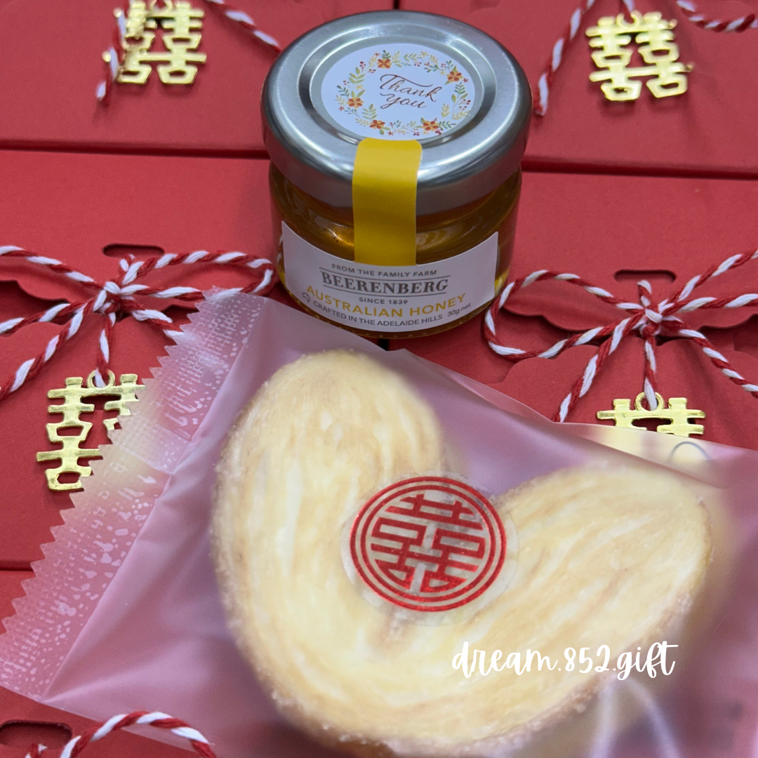婚宴回禮 | BB008 紅白繩配四開盒 ✧ 1樽蜜糖/ 果醬 + 1份小食 *連囍字金吊牌 可印新人名字及婚宴日期*
