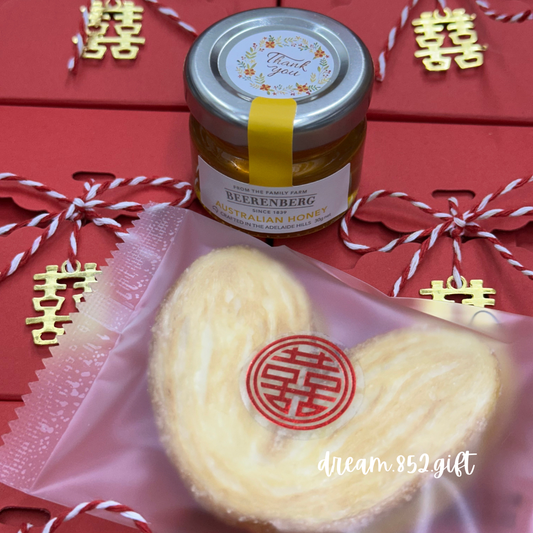 婚宴回禮 | BB008 紅白繩配四開盒 ✧ 1樽蜜糖/ 果醬 + 1份小食 *連囍字金吊牌 可印新人名字及婚宴日期*